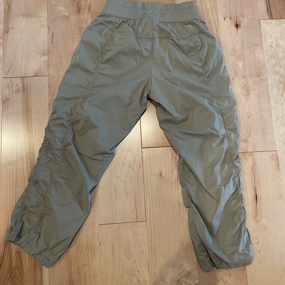 THE NORTH FACE Women's Aphrodite 2.0 Capri khaki stone color capri - Picture 4 of 7